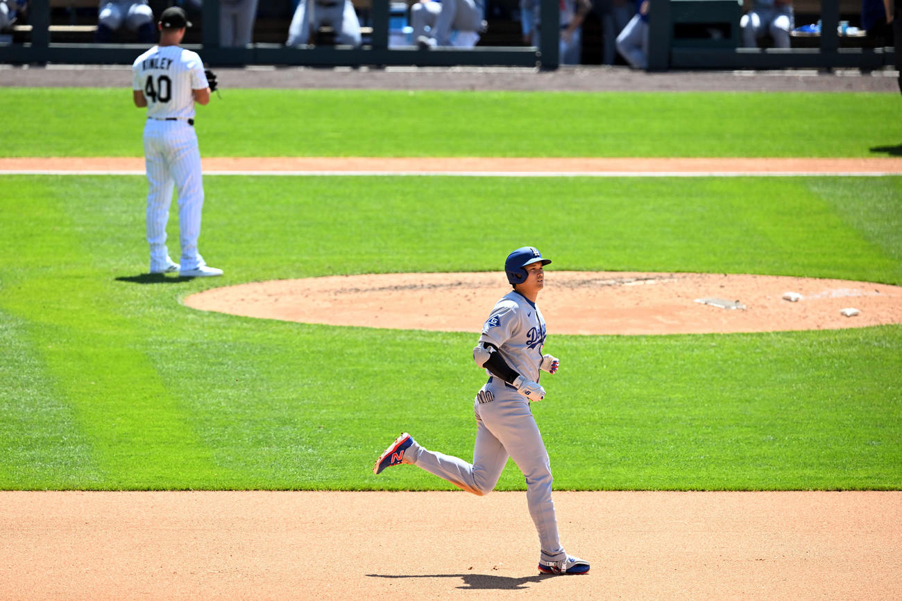 ロッキーズ対ドジャース　7回表ドジャース2死、大谷は中越えソロ本塁打を放ちダイヤモンドを1周する。投手キンリー（撮影・滝沢徹郎）