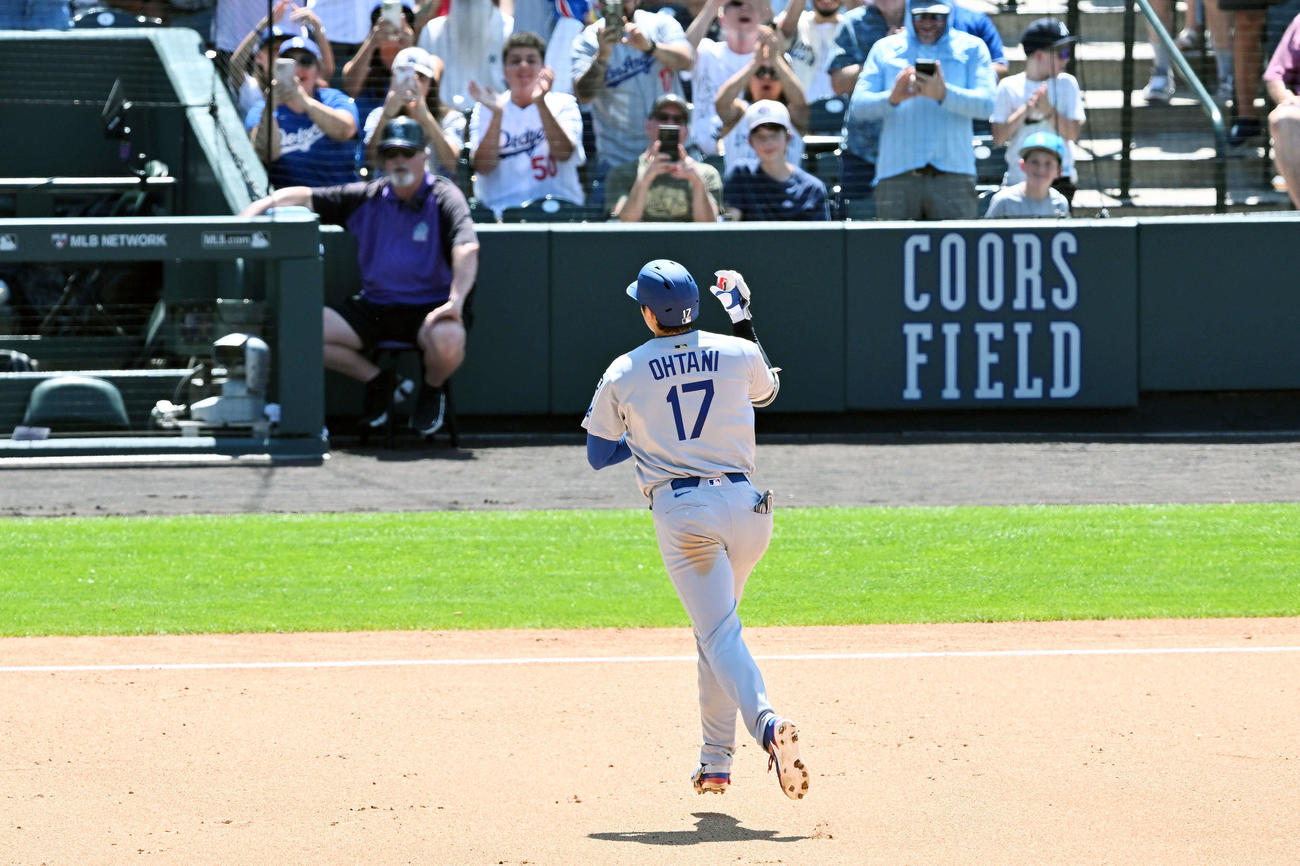 ロッキーズ対ドジャース　7回表ドジャース2死、中越えソロ本塁打を放った大谷はベンチに向かってデコルテポーズを決める（撮影・滝沢徹郎）