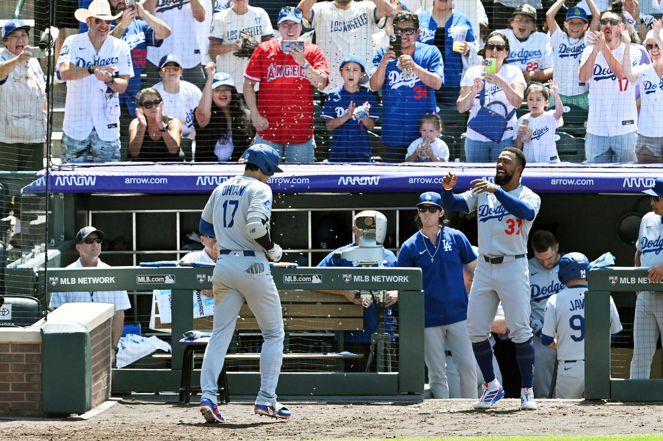 ロッキーズ対ドジャース　7回表ドジャース2死、中越えソロ本塁打を放った大谷翔平（左）はT・ヘルナンデスからヒマワリの種シャワーで祝福される（撮影・滝沢徹郎）