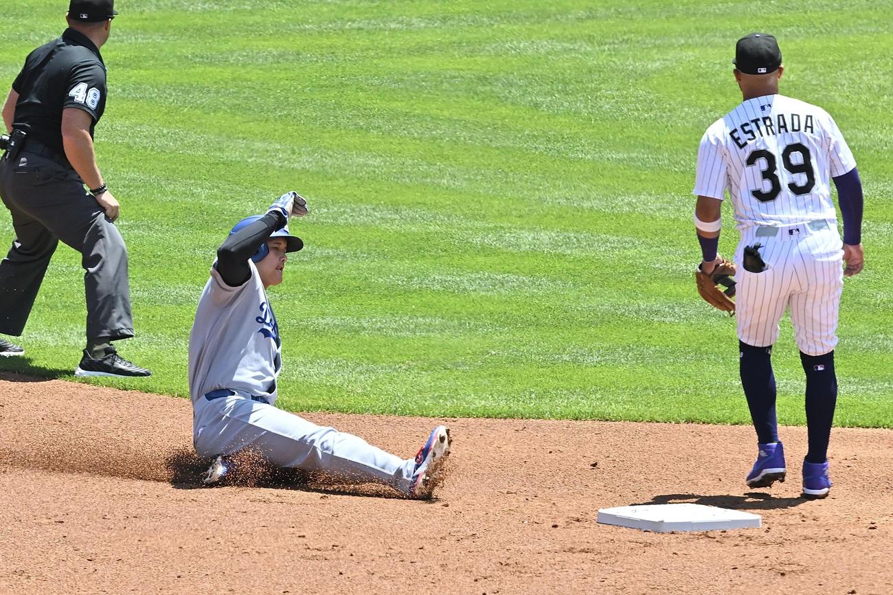 ロッキーズ対ドジャース　3回表ドジャース1死、二塁、暴投から二塁へ進塁する大谷（中央）（撮影・滝沢徹郎）