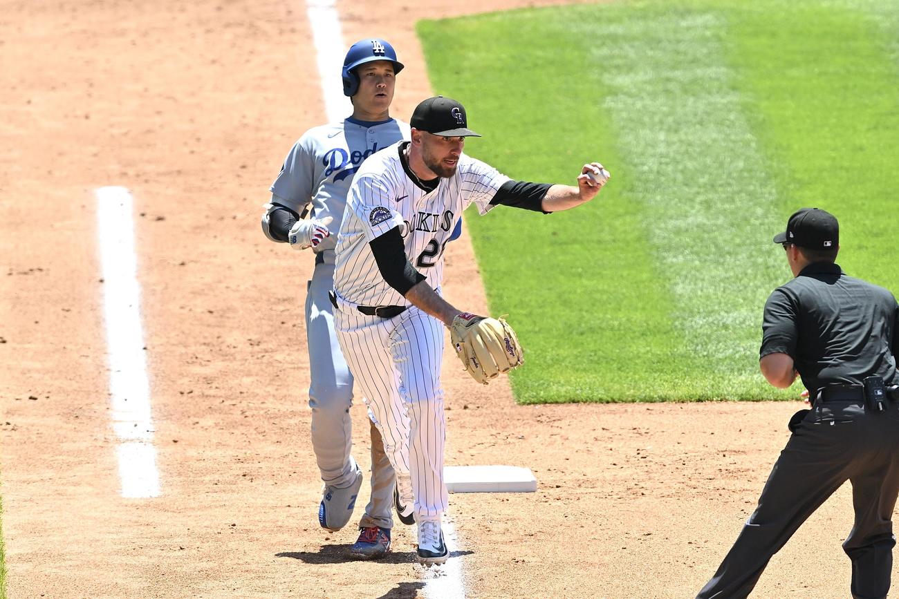 ロッキーズ対ドジャース　5回表ドジャース2死、三塁、一ゴロに倒れる大谷（左）。投手ゴンバー（撮影・滝沢徹郎）