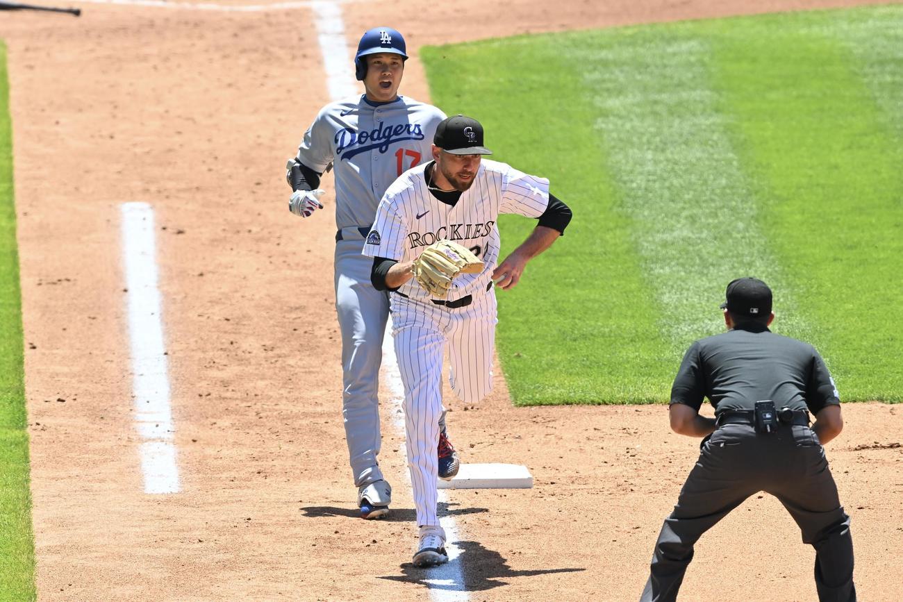 ロッキーズ対ドジャース　5回表ドジャース2死、三塁、一ゴロに倒れる大谷（左）。投手ゴンバー（撮影・滝沢徹郎）