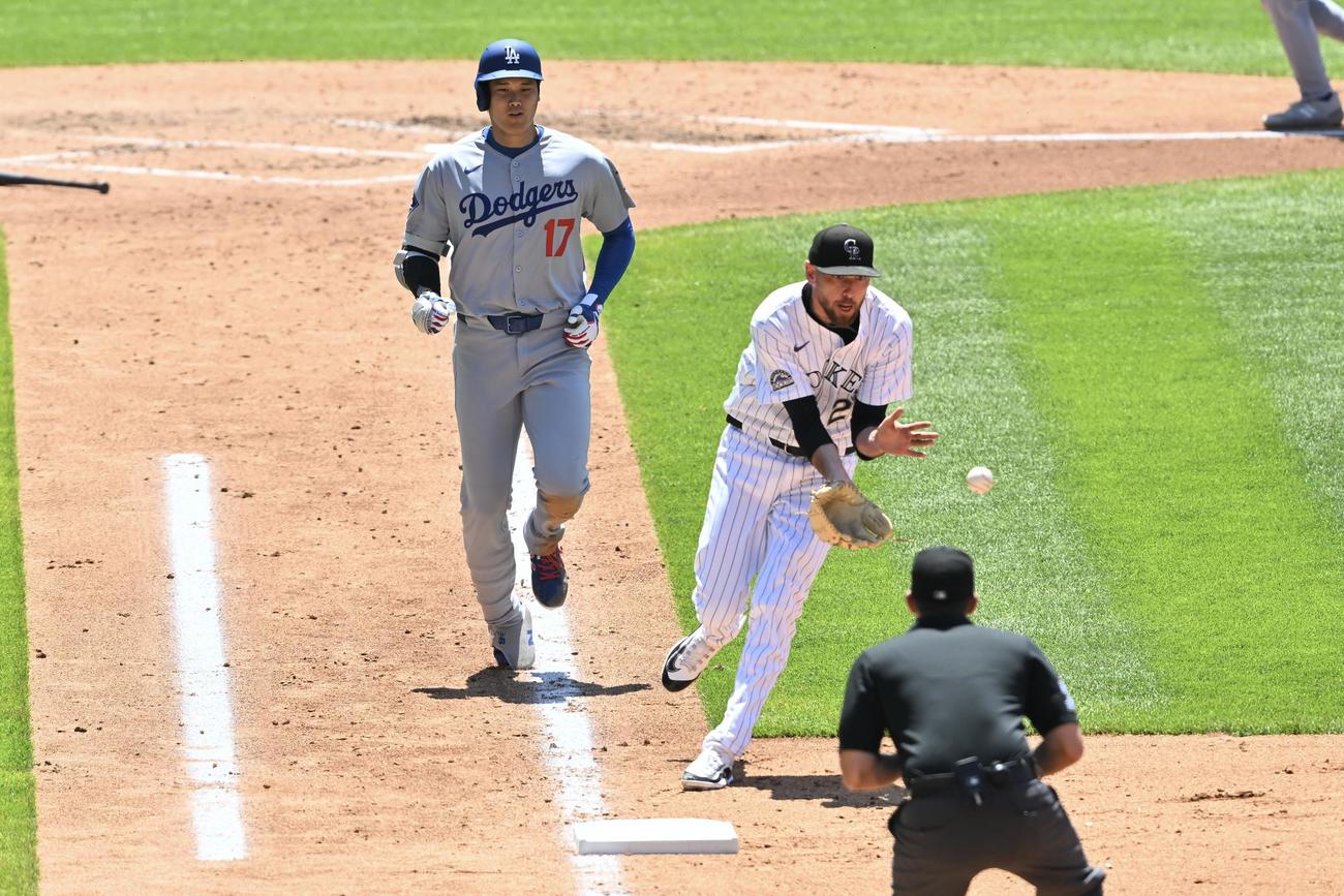 ロッキーズ対ドジャース　5回表ドジャース2死、三塁、一ゴロに倒れる大谷（左）。投手ゴンバー（撮影・滝沢徹郎）