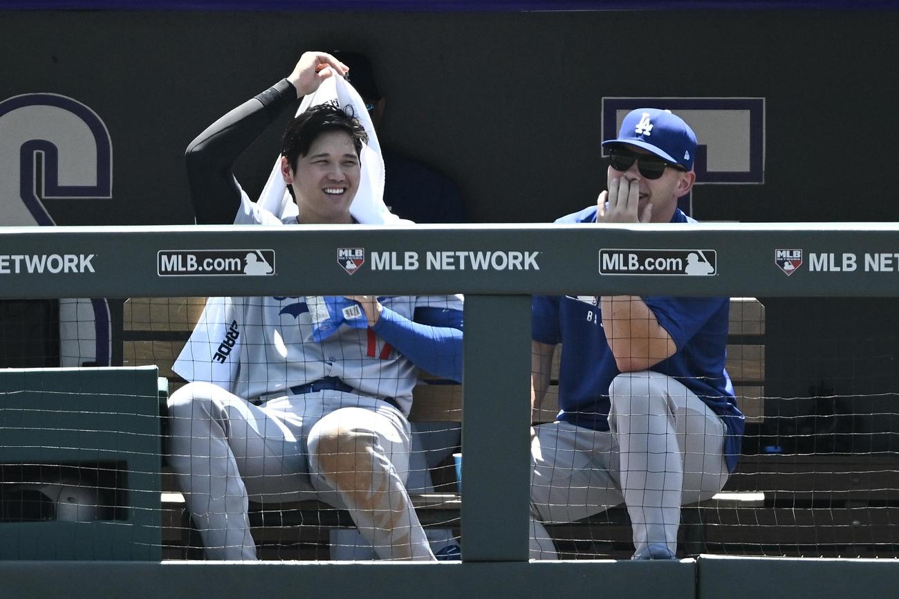 ロッキーズ対ドジャース　ベンチでドジャース大谷（左）はラッシングと談笑する（撮影・滝沢徹郎）