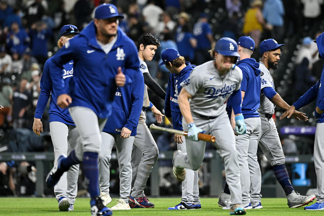 ロッキーズ対ドジャース　試合に勝利しタッチを交わすドジャース大谷（中央左）と山本（撮影・滝沢徹郎）