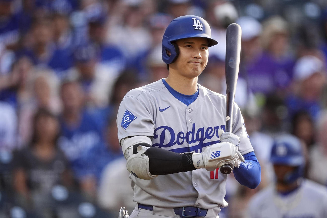 ロッキーズ戦1回表、打席に向かうドジャース大谷翔平（AP)