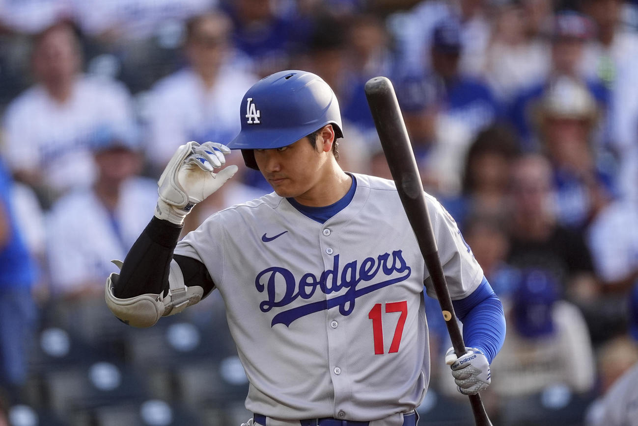 ドジャース大谷翔平はロッキーズ戦１回表、打席に入る前に審判らにあいさつ（AP)