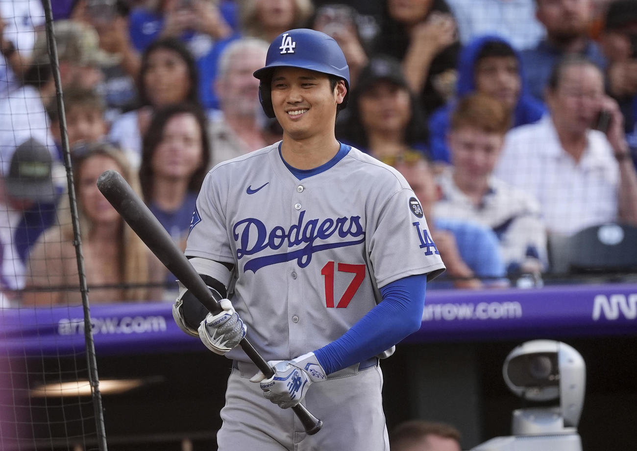 ドジャース大谷翔平はロッキーズ戦１回表、笑顔を浮かべて打席に向かう（AP)