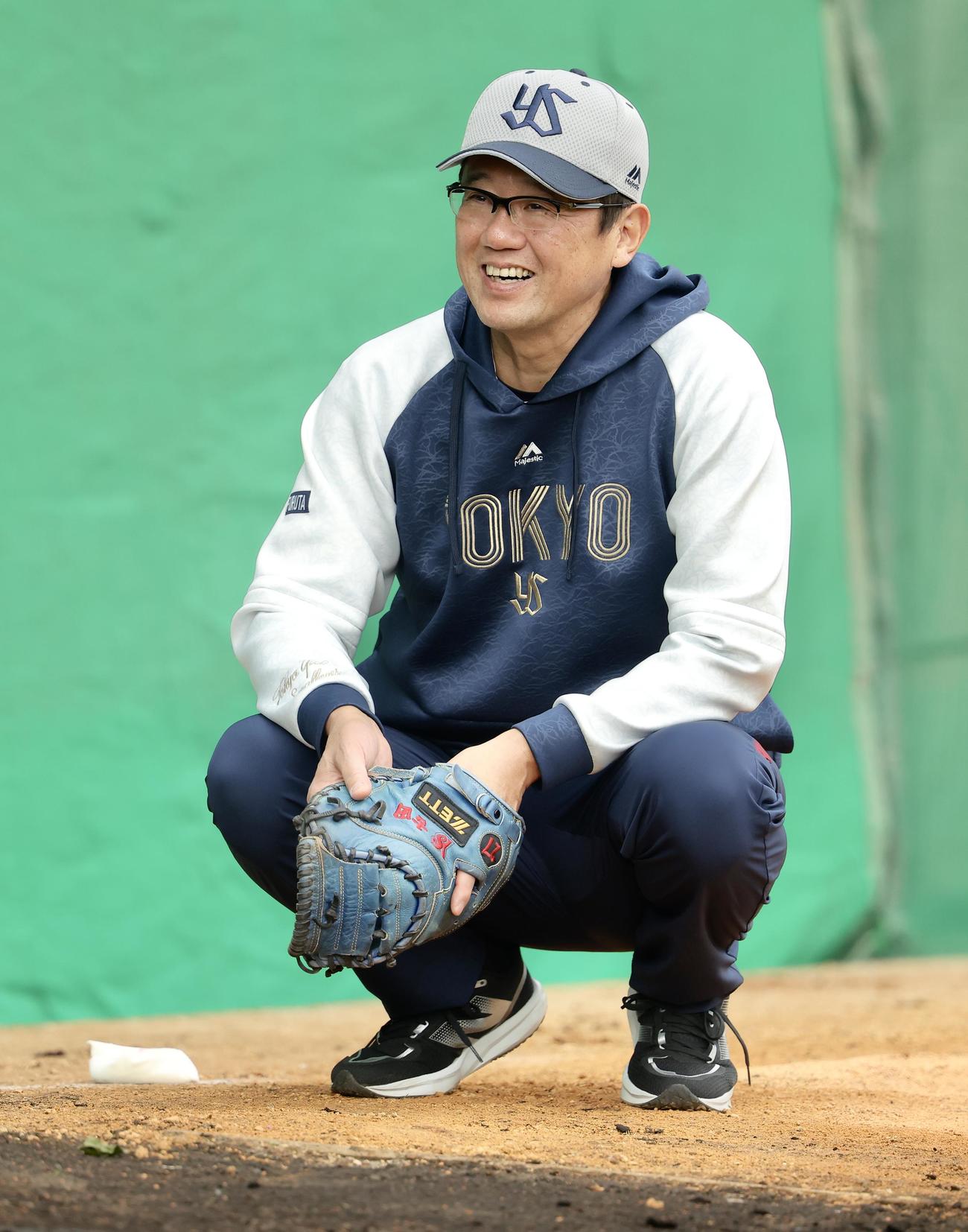 ブルペンで笑顔を見せる古田敦也氏（2025年2月撮影）