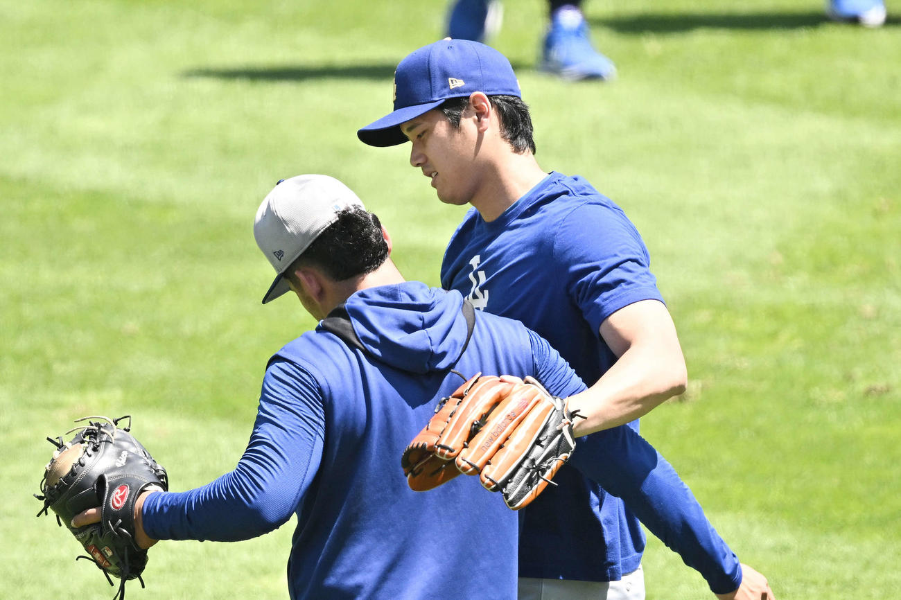 ロッキーズ対ドジャース　試合前練習のキャッチボールを終えハグするドジャース大谷（撮影・滝沢徹郎）