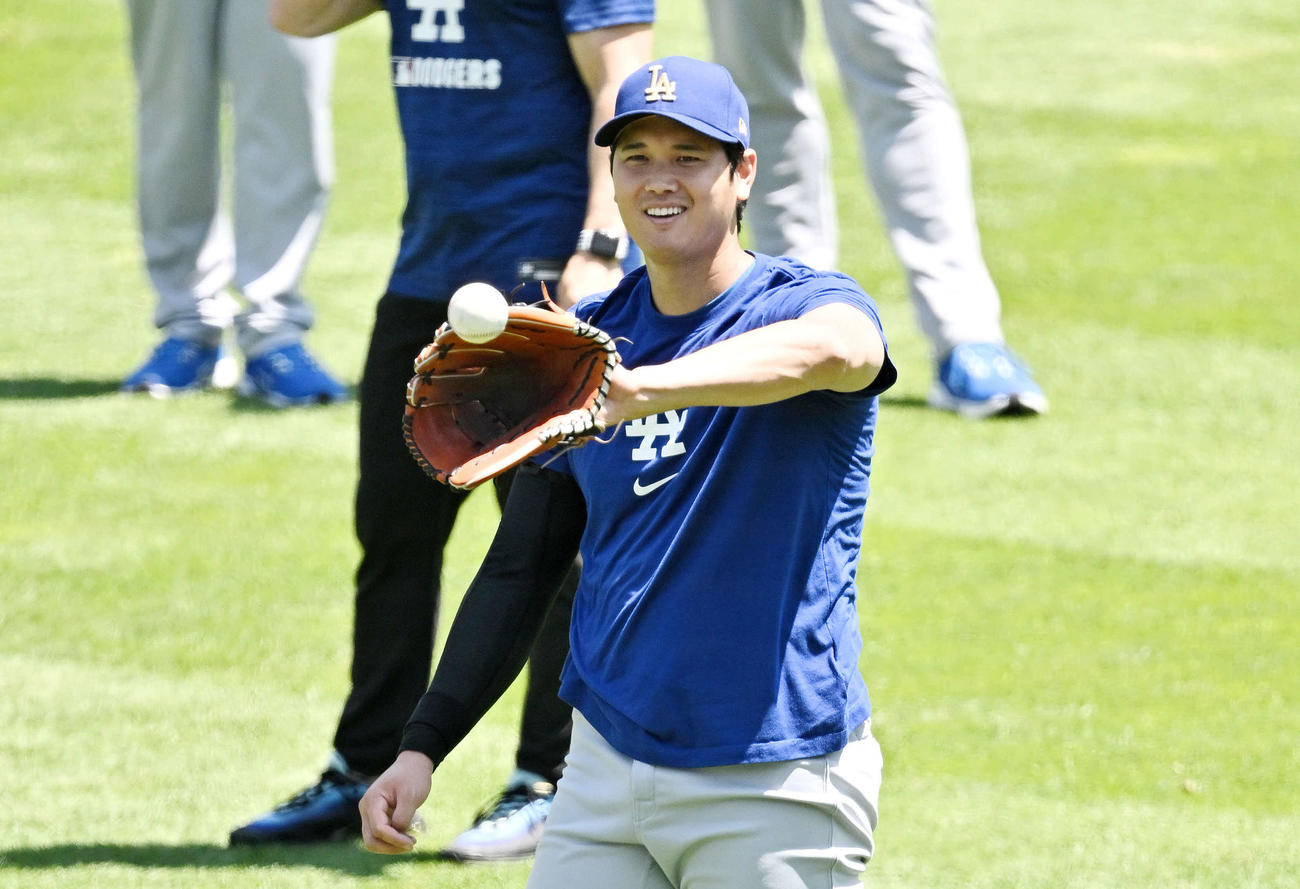 ロッキーズ対ドジャース　試合前練習でリラックスした表情で調整するドジャース大谷（撮影・滝沢徹郎）