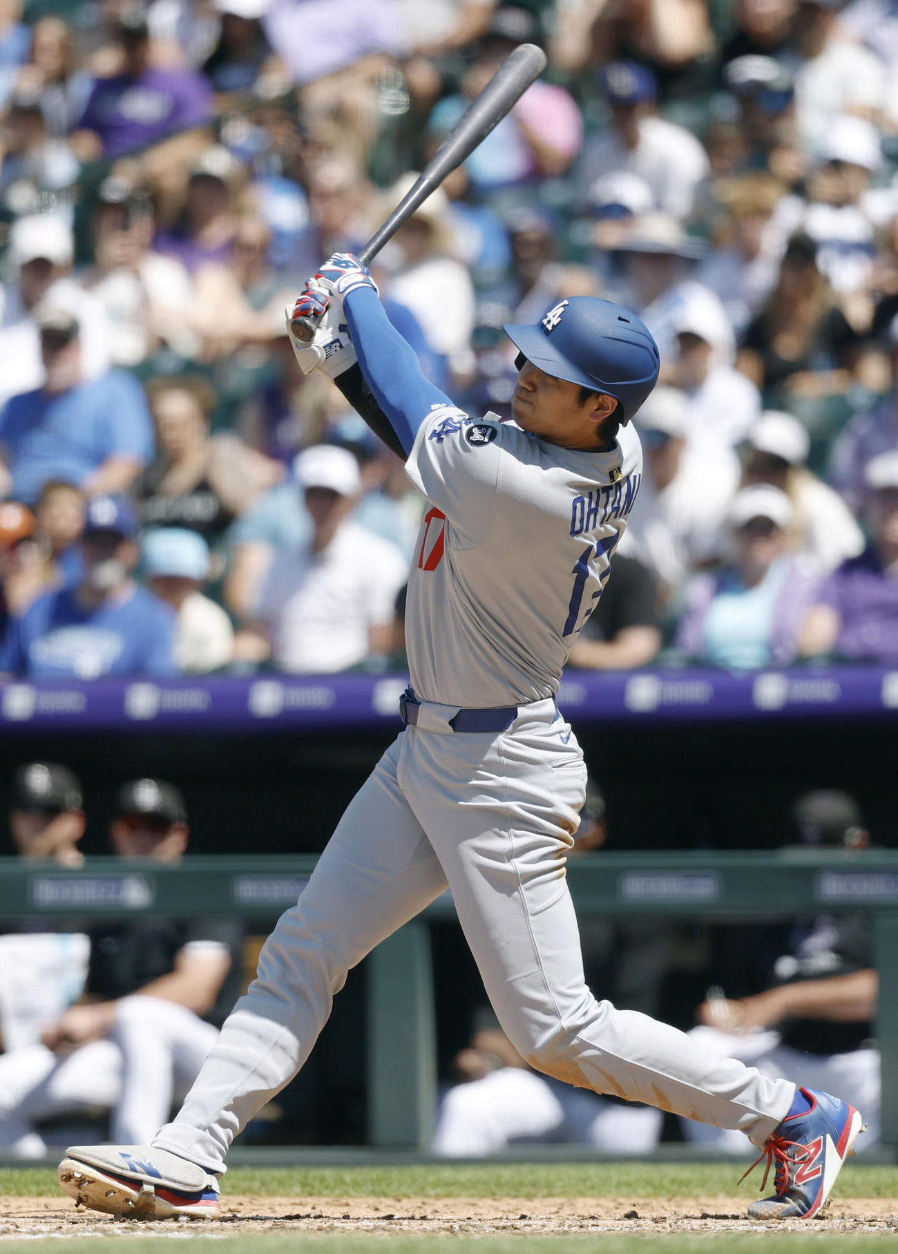 ロッキーズ戦の7回、28号ソロを放つドジャース大谷（共同）