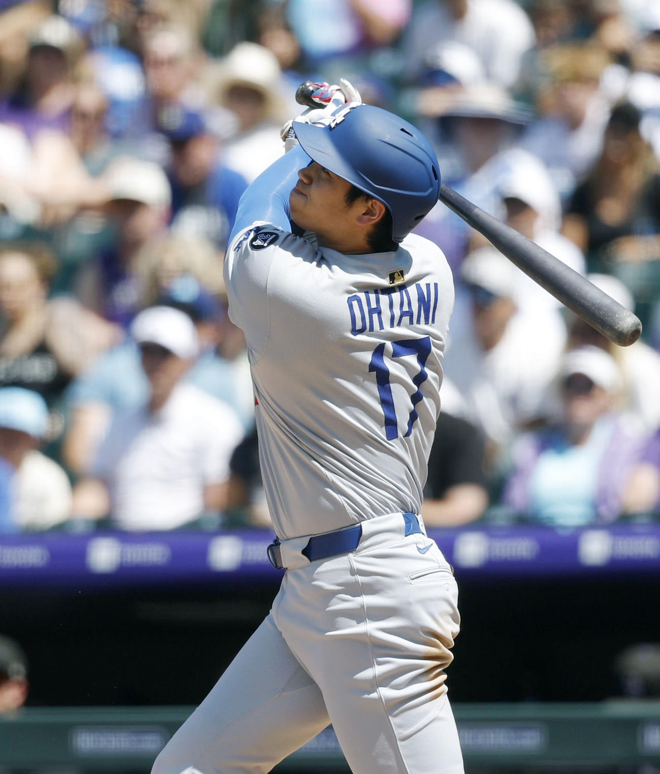 ロッキーズ戦の7回、28号ソロを放つドジャース大谷（共同）