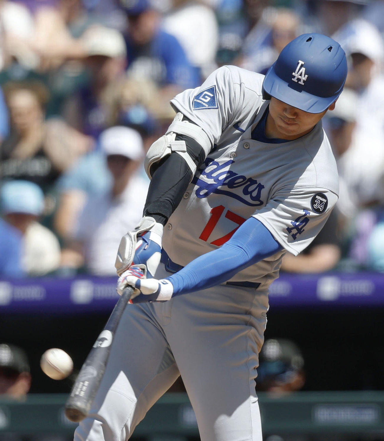 ロッキーズ戦の7回、28号ソロを放つドジャース大谷（共同）