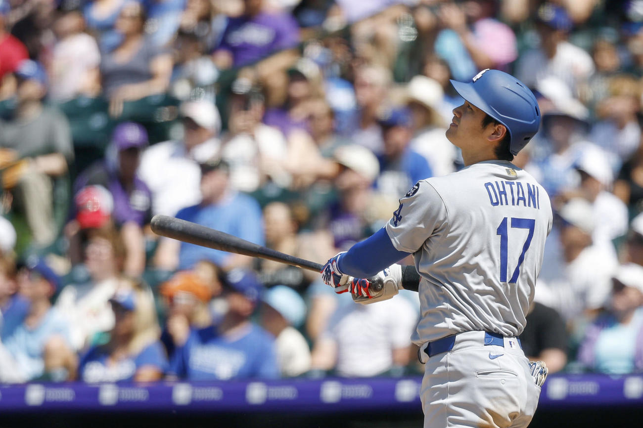 ロッキーズ戦の7回、28号ソロを放つドジャース大谷（共同）