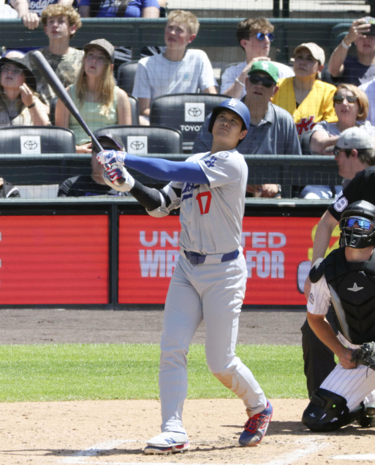 ロッキーズ戦の7回、28号ソロを放つドジャース大谷（共同）