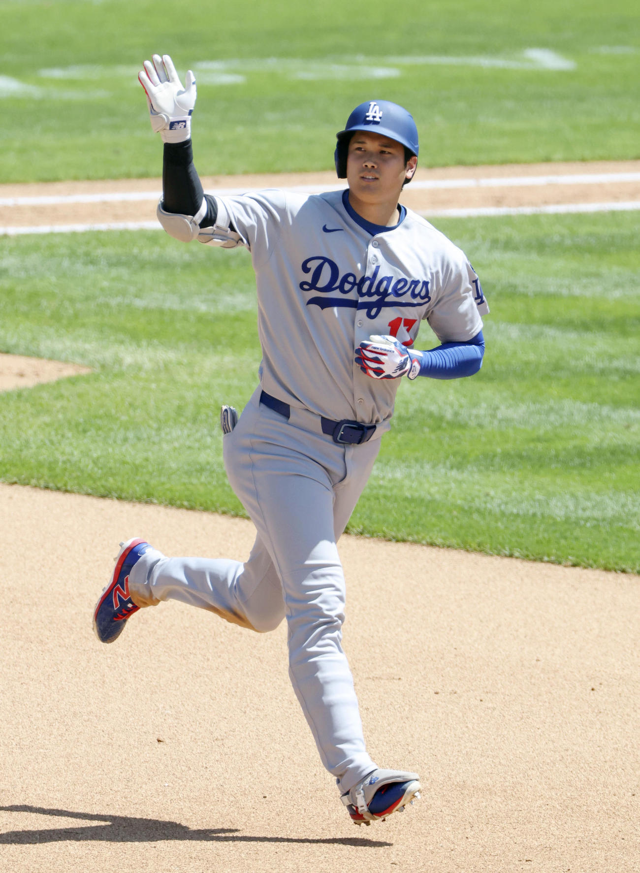 ロッキーズ戦の7回、28号ソロを放ったドジャース大谷（共同）