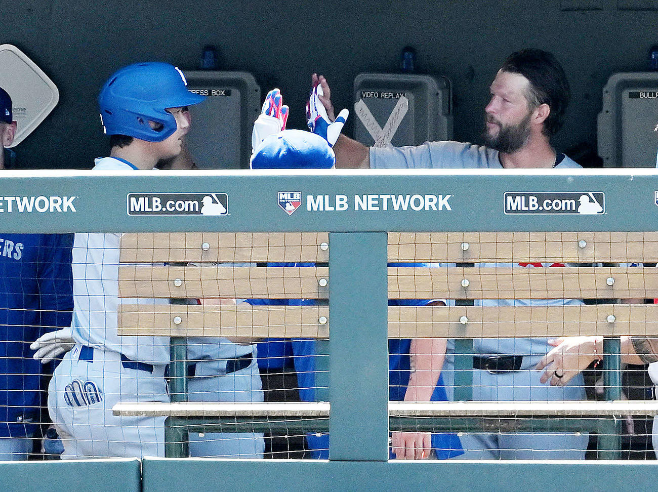 ロッキーズ対ドジャース　7回表ドジャース2死、中越えソロ本塁打を放った大谷（左）は生還しカーショーとタッチを交わす（撮影・滝沢徹郎）
