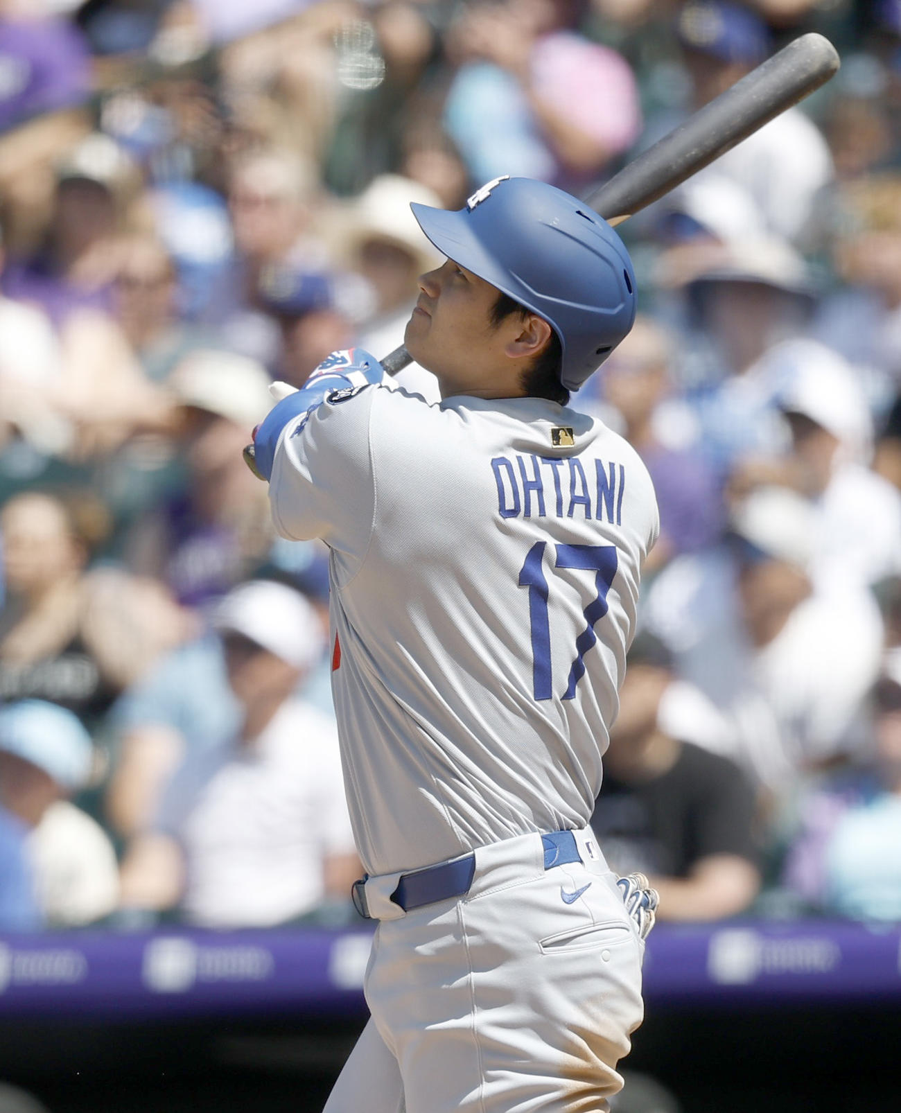 ロッキーズ戦の7回、28号ソロを放つドジャース大谷（共同）
