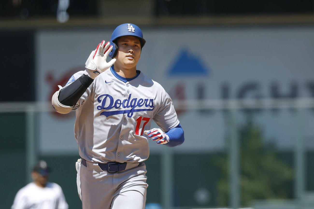 ロッキーズ戦の7回、28号ソロ放ったドジャース・大谷＝デンバー（共同）