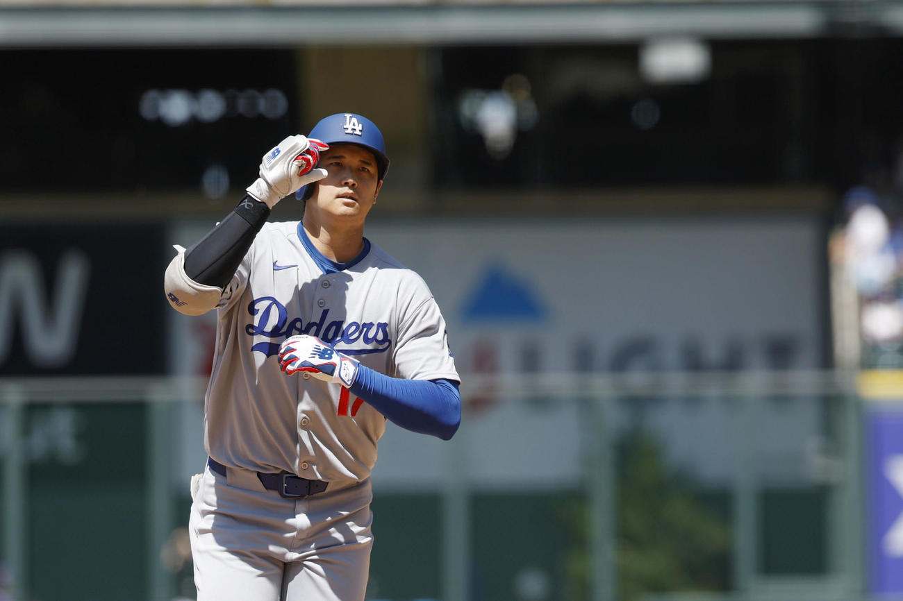 ロッキーズ戦の7回、28号ソロを放ったドジャース大谷（共同）