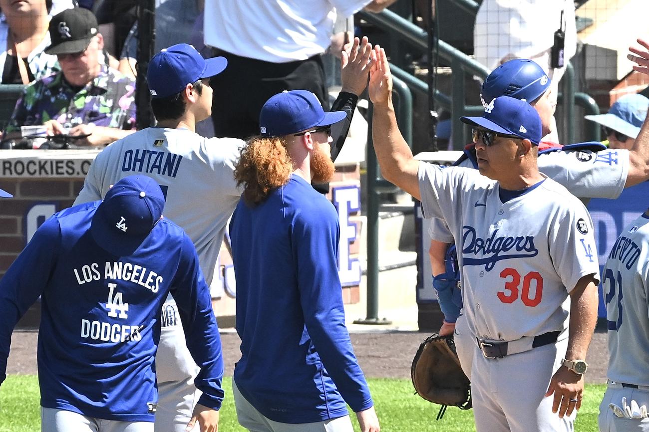 ロッキーズ対ドジャース　3連勝しタッチを交わすドジャース大谷（左から2人目）とロバーツ監督（撮影・滝沢徹郎）