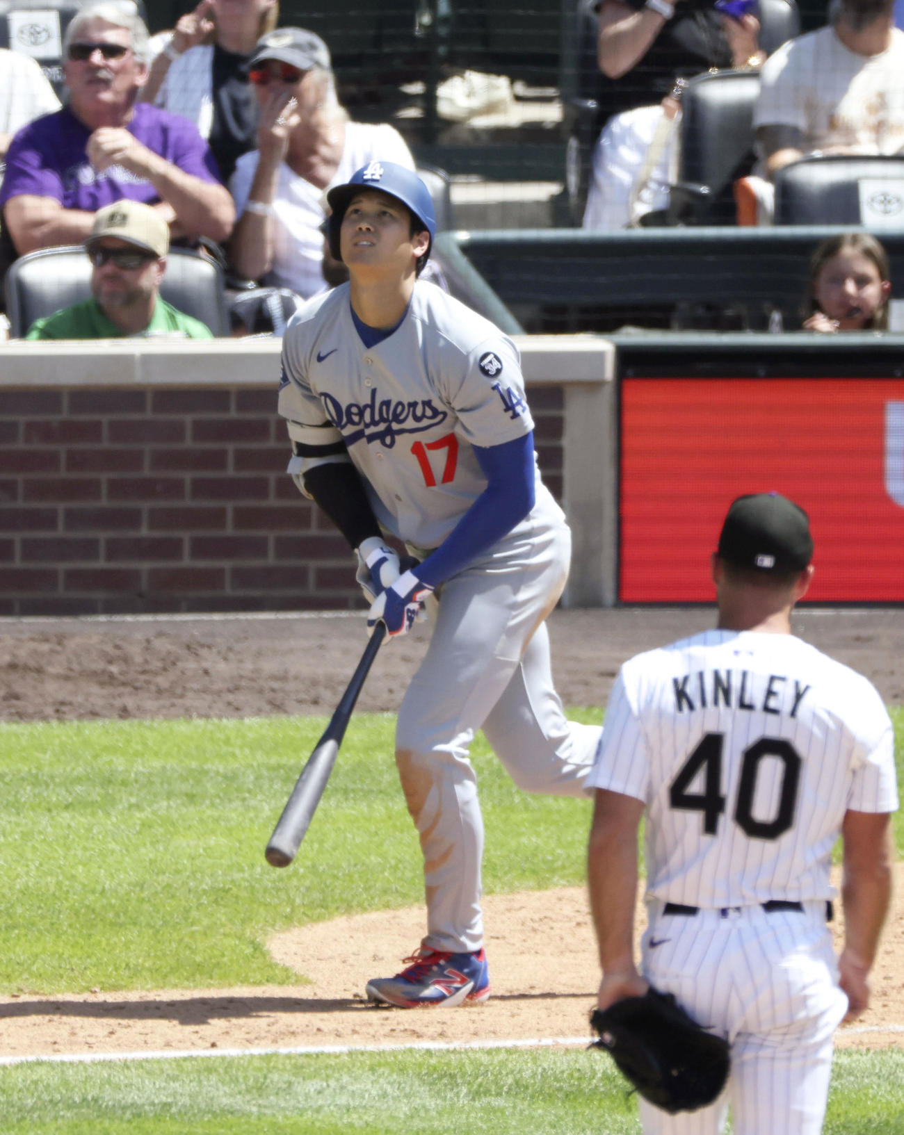 ロッキーズ戦の7回、28号ソロを放つドジャース大谷（共同）