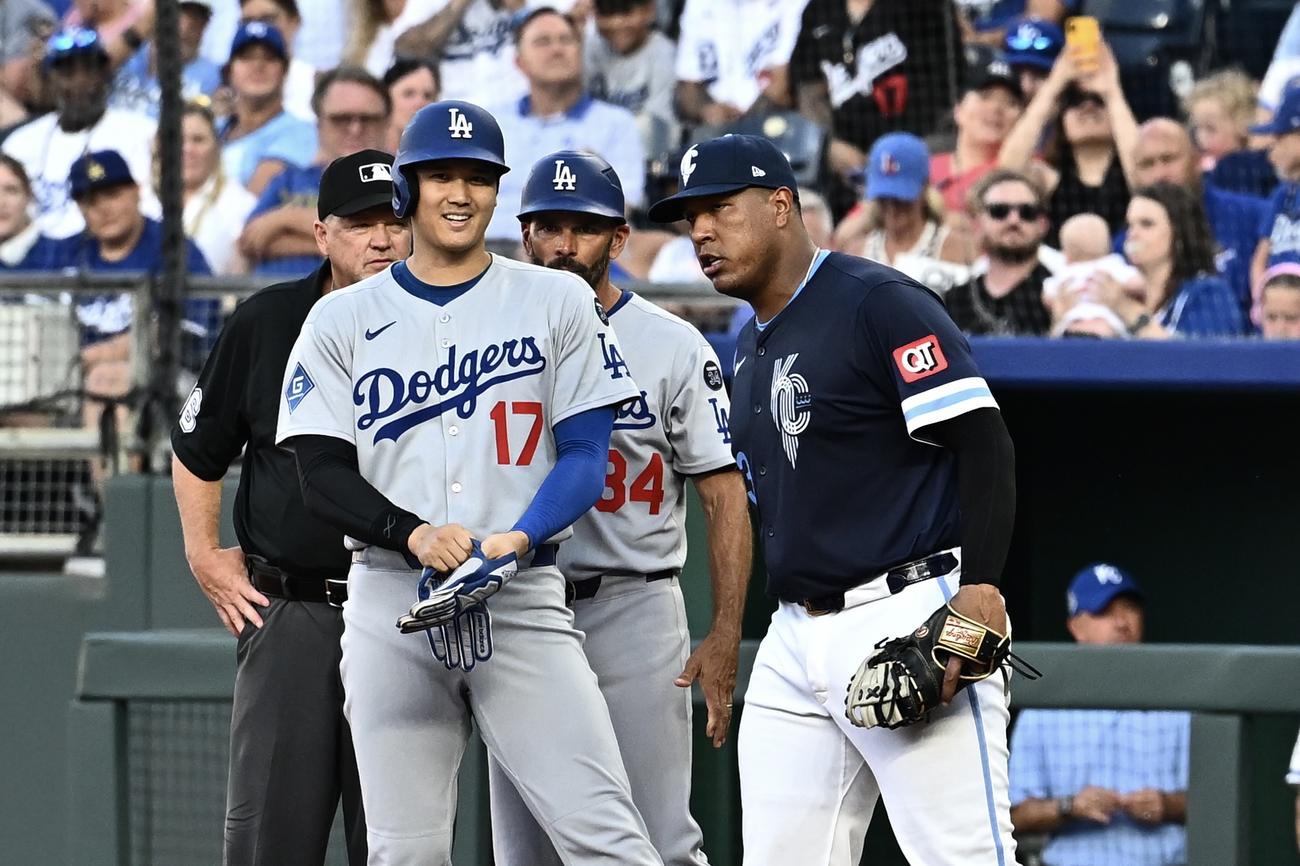 ロイヤルズ対ドジャース　3回表ドジャース無死、四球で出塁した大谷（手前左）は一塁手ペレスと談笑する（撮影・滝沢徹郎）