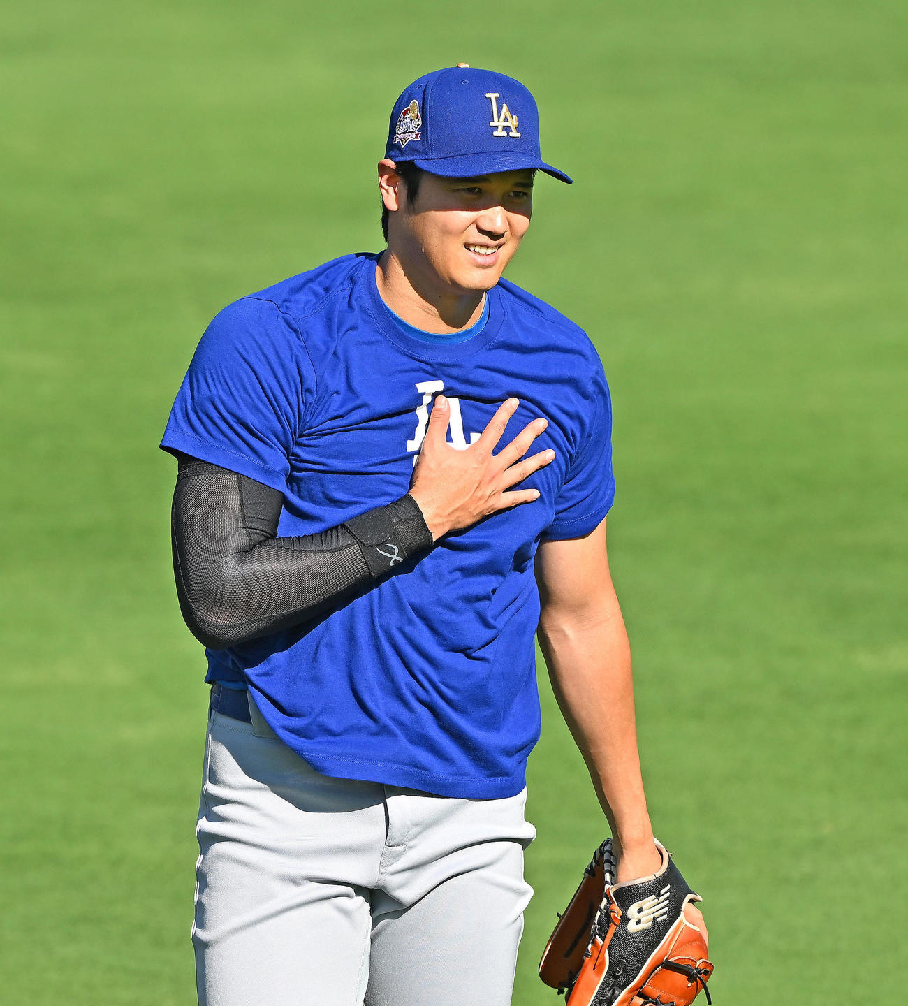 ロイヤルズ対ドジャース　試合前練習で笑顔で調整するドジャース大谷（撮影・滝沢徹郎）