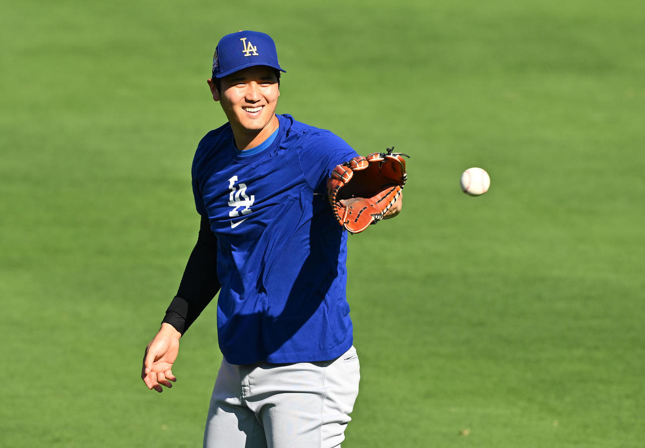 ロイヤルズ対ドジャース　試合前練習で笑顔で調整するドジャース大谷（撮影・滝沢徹郎）