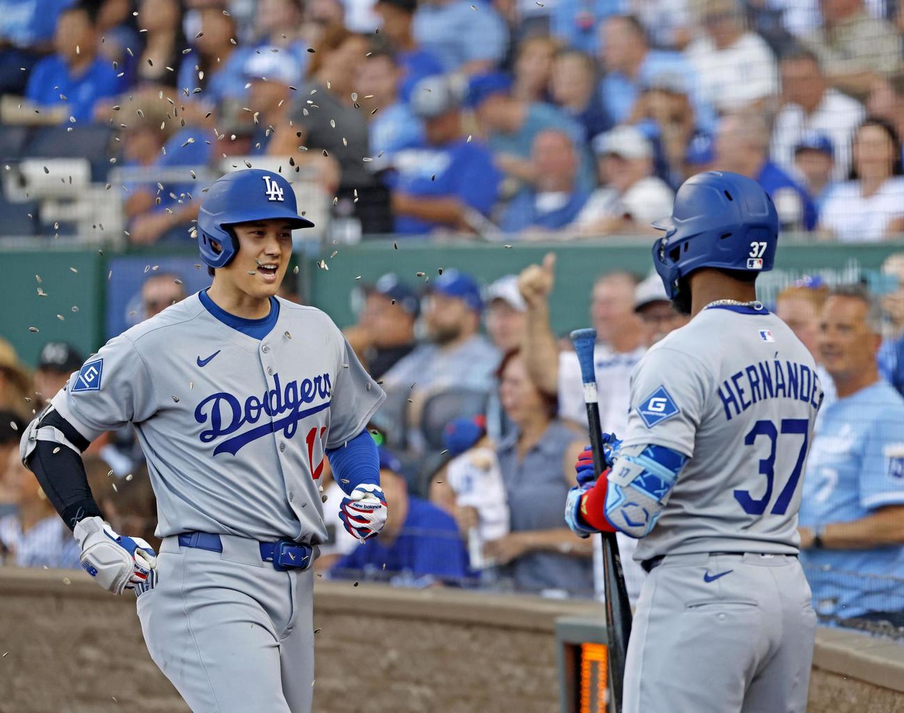 ロイヤルズ戦の1回、29号ソロを放ち、種で祝福されるドジャース大谷（共同）