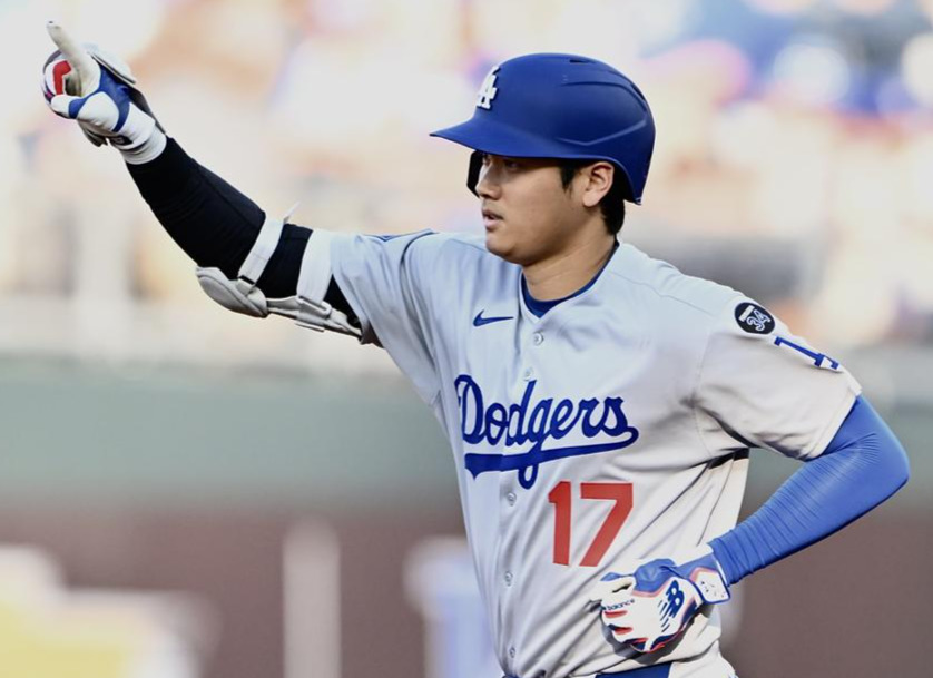 ロイヤルズ対ドジャース　1回表ドジャース無死、先制ソロ本塁打を放った大谷はポーズを決める（撮影・滝沢徹郎）