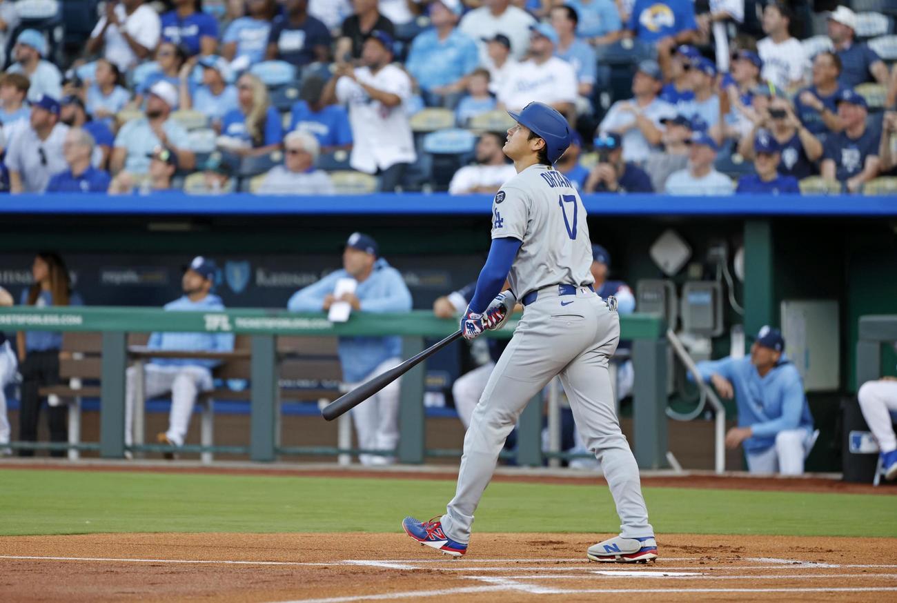 ロイヤルズ戦の1回、2試合連続本塁打となる29号ソロを放つドジャース大谷（共同）