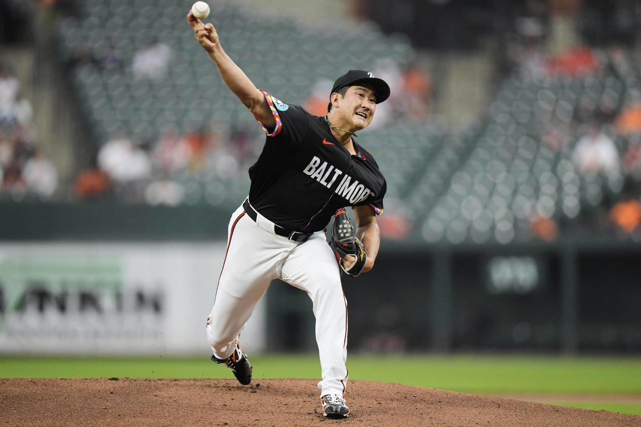 レイズ戦で力投するオリオールズ菅野智之（AP）
