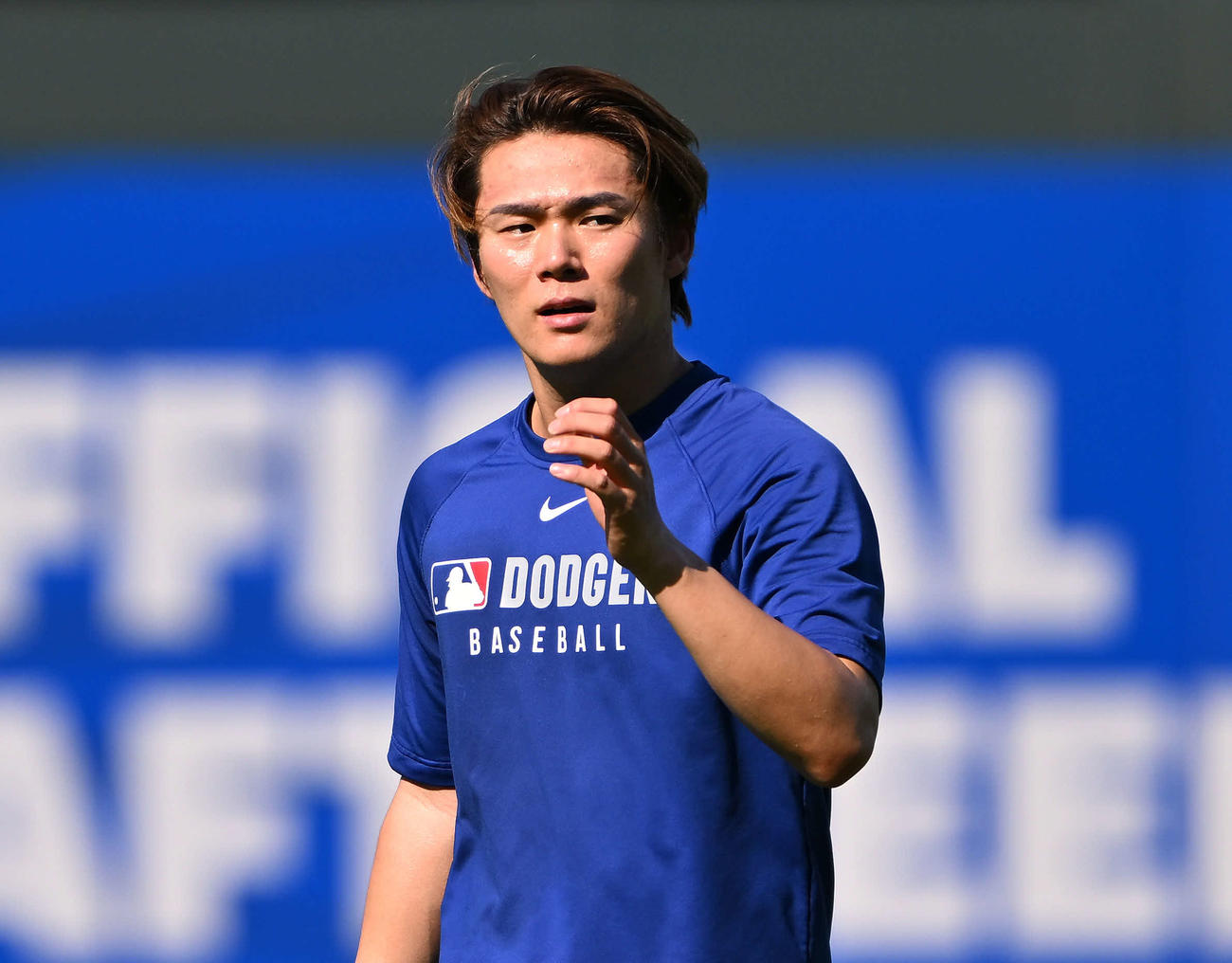 ロイヤルズ対ドジャース　試合前練習で調整するドジャース山本（撮影・滝沢徹郎）