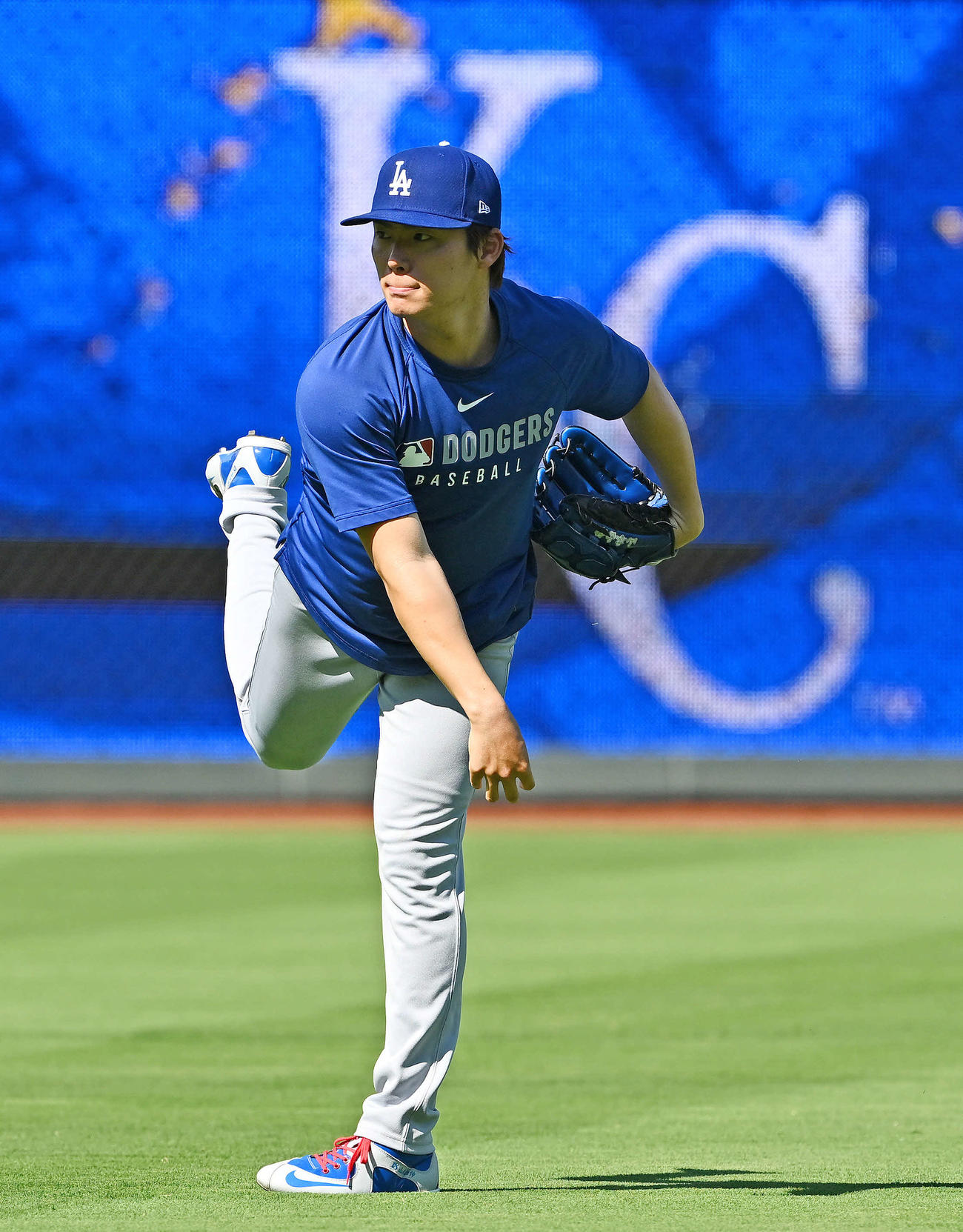 ロイヤルズ対ドジャース　試合前練習で調整するドジャース山本（撮影・滝沢徹郎）