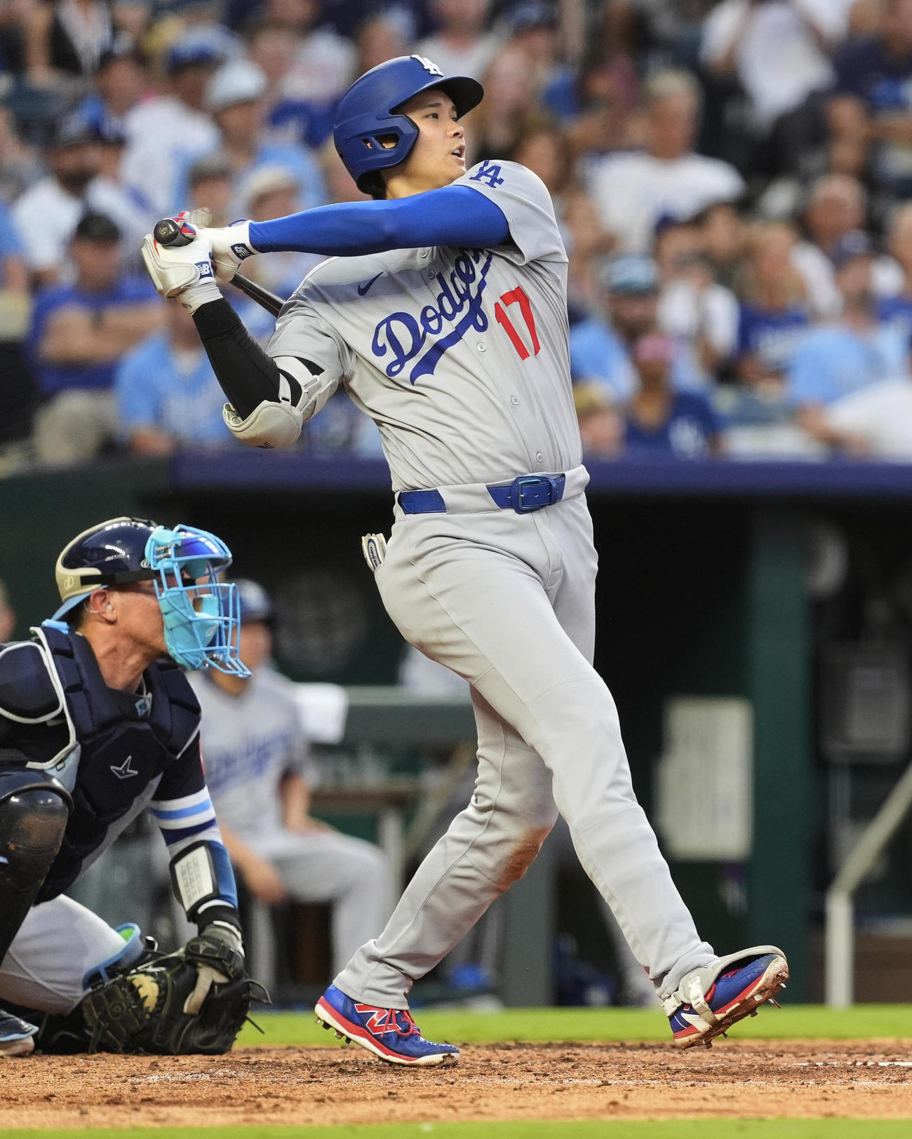 ロイヤルズ－ドジャース　5回、適時三塁打を放つ大谷翔平（AP）