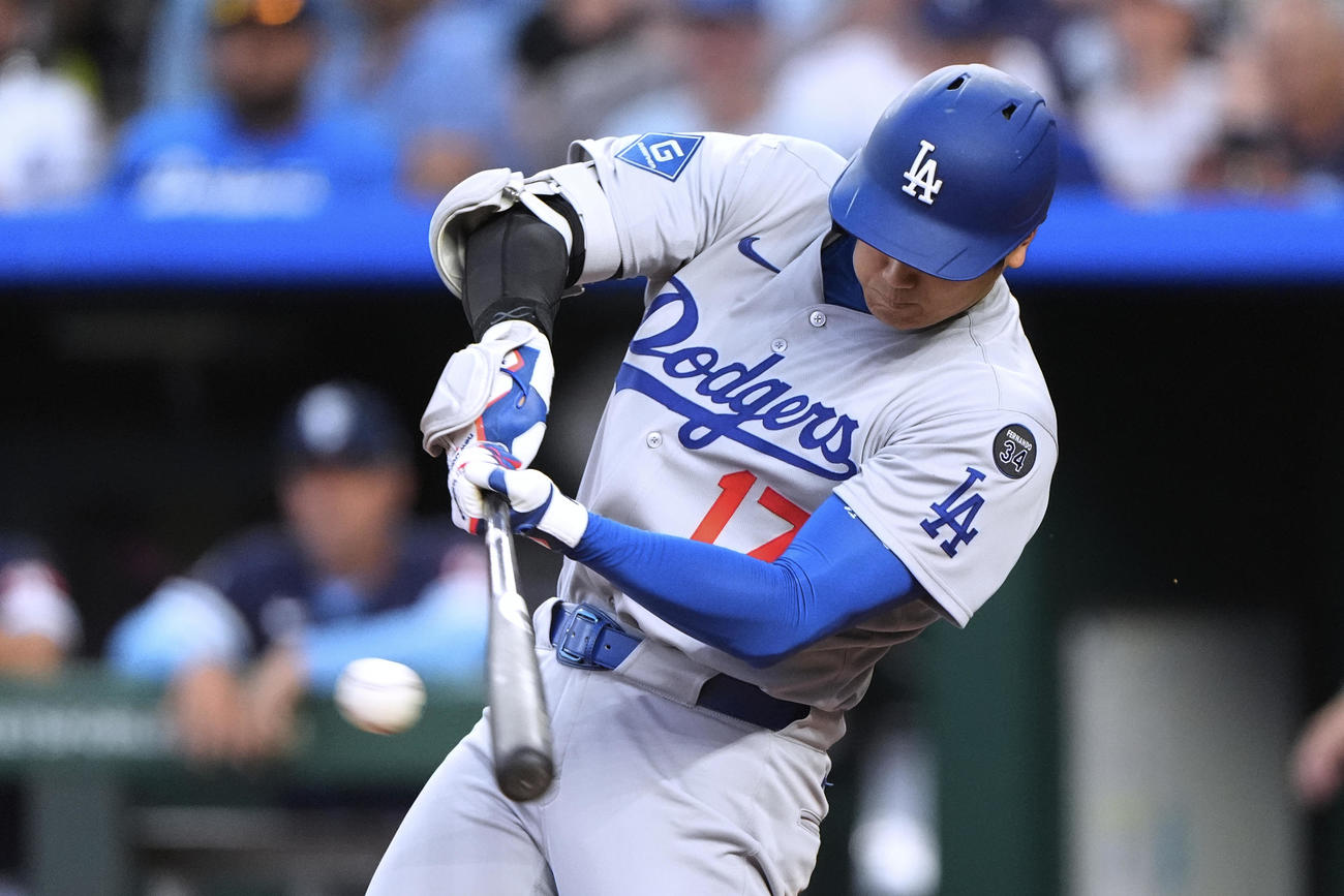 ロイヤルズ－ドジャース　5回、適時三塁打を放つ大谷翔平（AP）