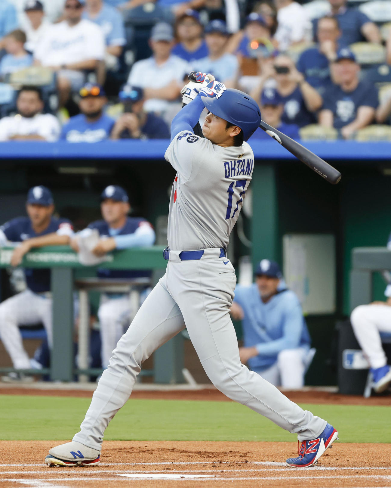 ロイヤルズ戦の1回、2試合連続本塁打となる29号ソロを放つドジャース大谷（共同）