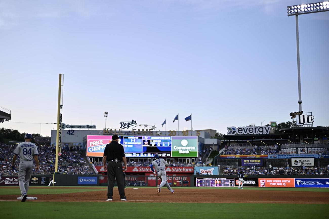 ロイヤルズ対ドジャース　5回表ドジャース無死一塁、大谷は適時三塁打を放ち一塁を回る（撮影・滝沢徹郎）