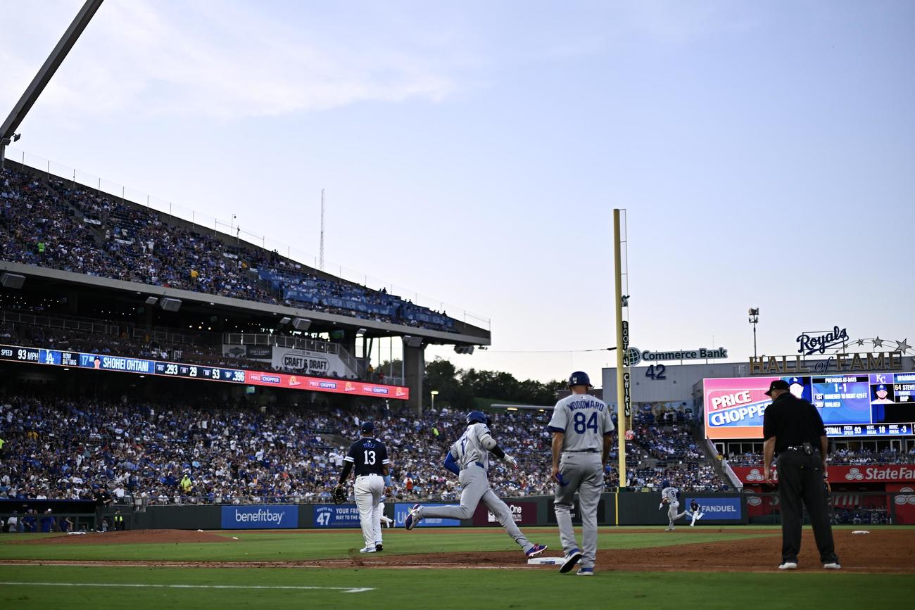 ロイヤルズ対ドジャース　5回表ドジャース無死一塁、大谷は適時三塁打を放ち一塁を回る（撮影・滝沢徹郎）