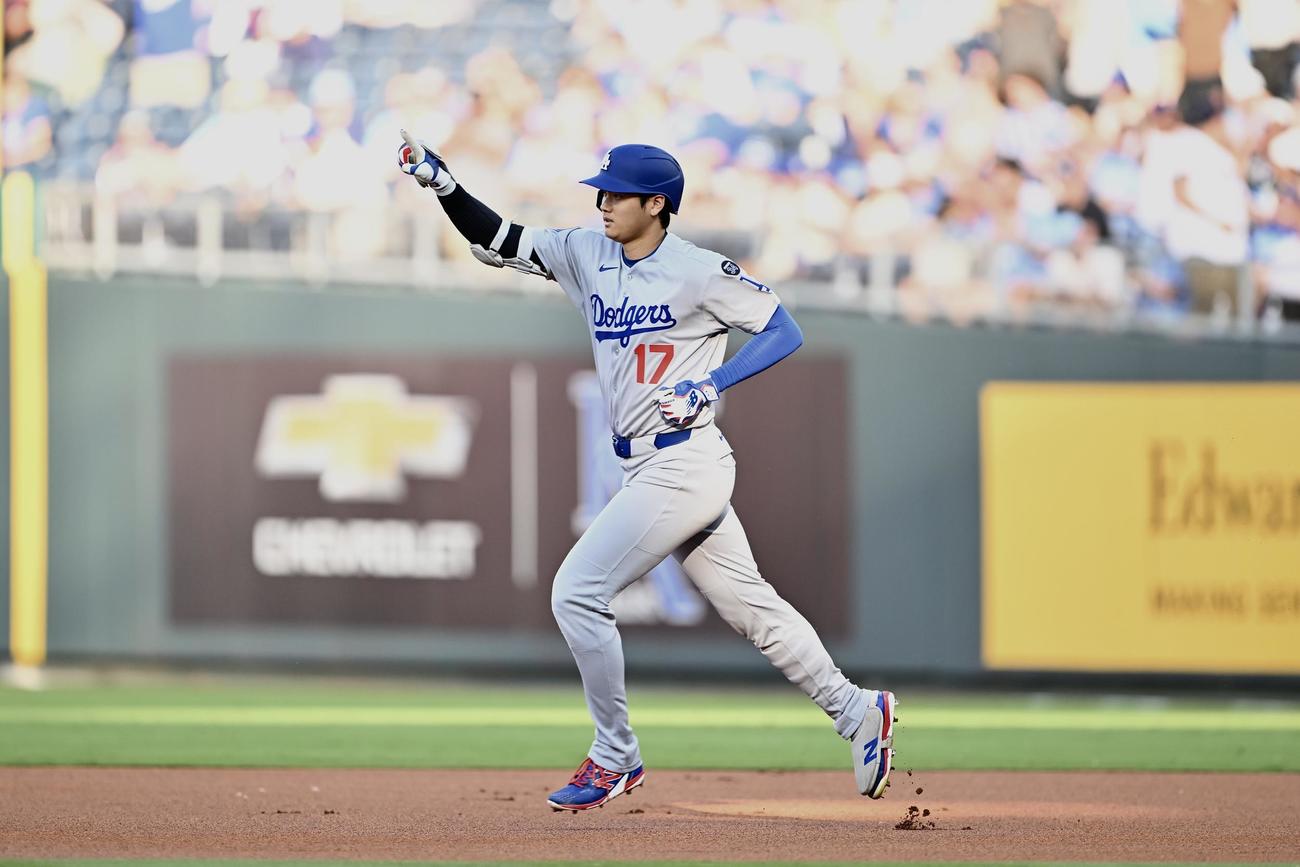 ロイヤルズ対ドジャース　1回表ドジャース無死、先制ソロ本塁打を放った大谷はポーズを決める＝2025年6月27日