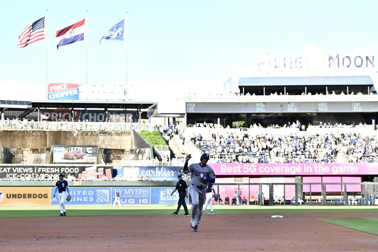 ロイヤルズ対ドジャース　1回表ドジャース無死、先制ソロ本塁打を放った大谷はデコルテポーズを決める＝2025年6月27日