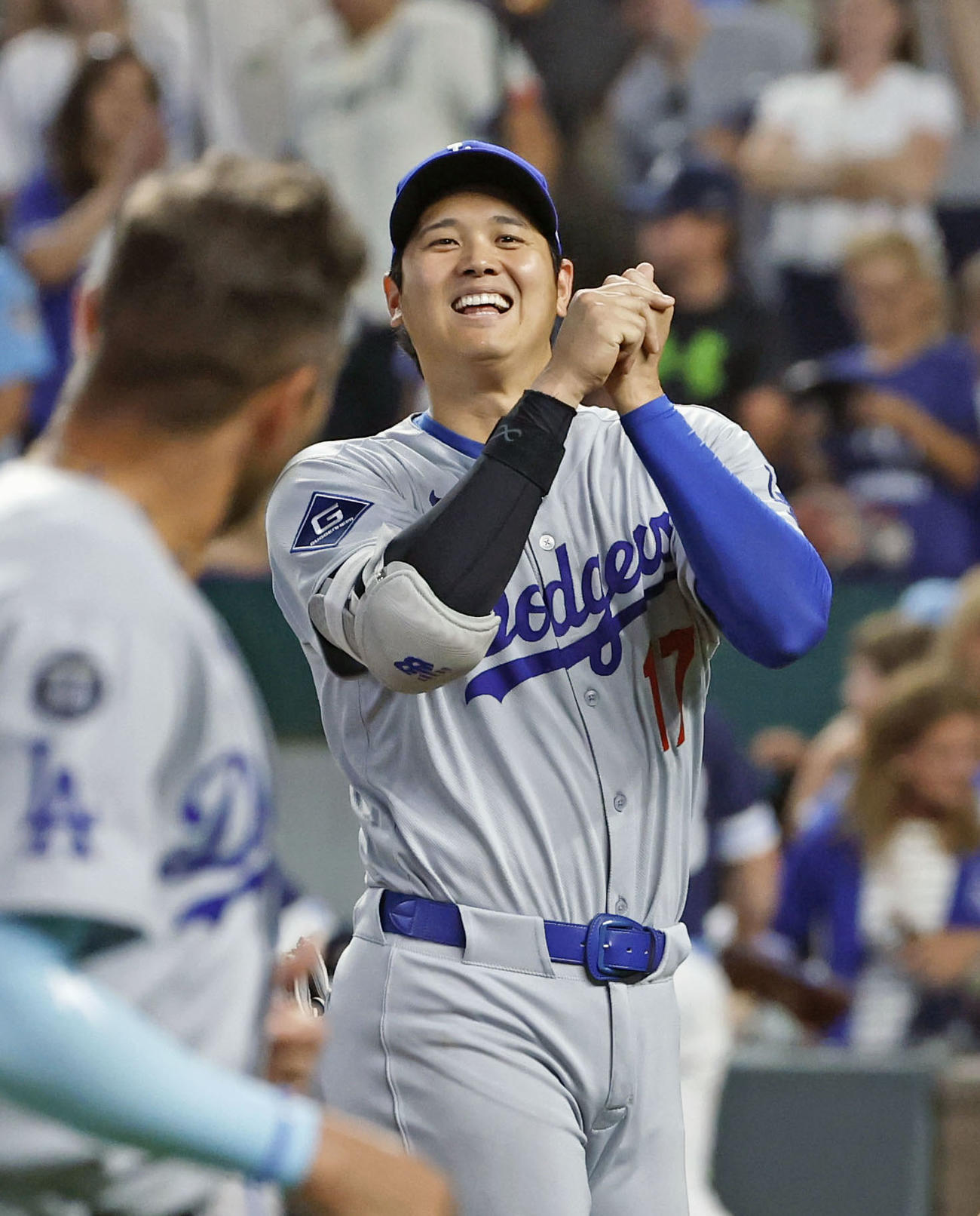 ロイヤルズに競り勝ち、笑顔を見せるドジャース大谷（共同）
