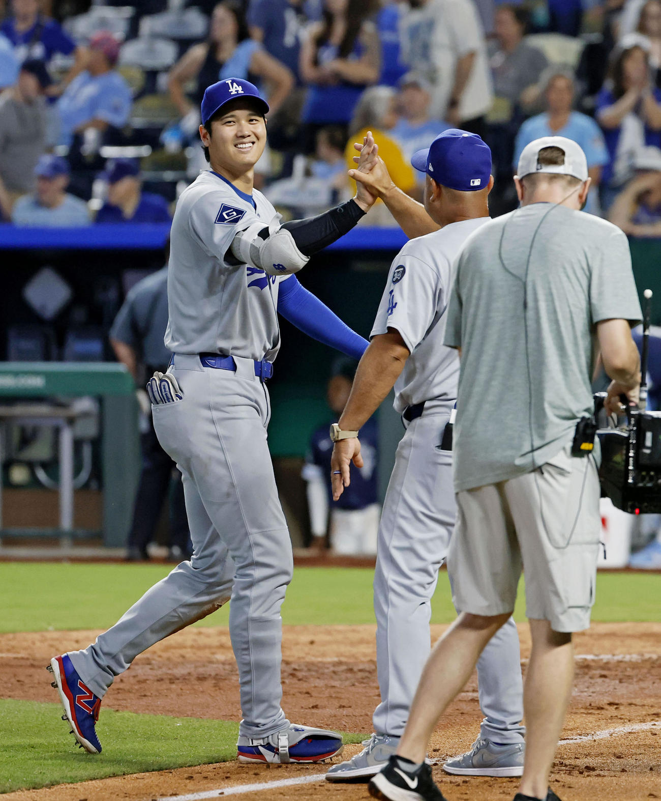 ロイヤルズに勝利し、ロバーツ監督とタッチを交わすドジャース大谷（共同）