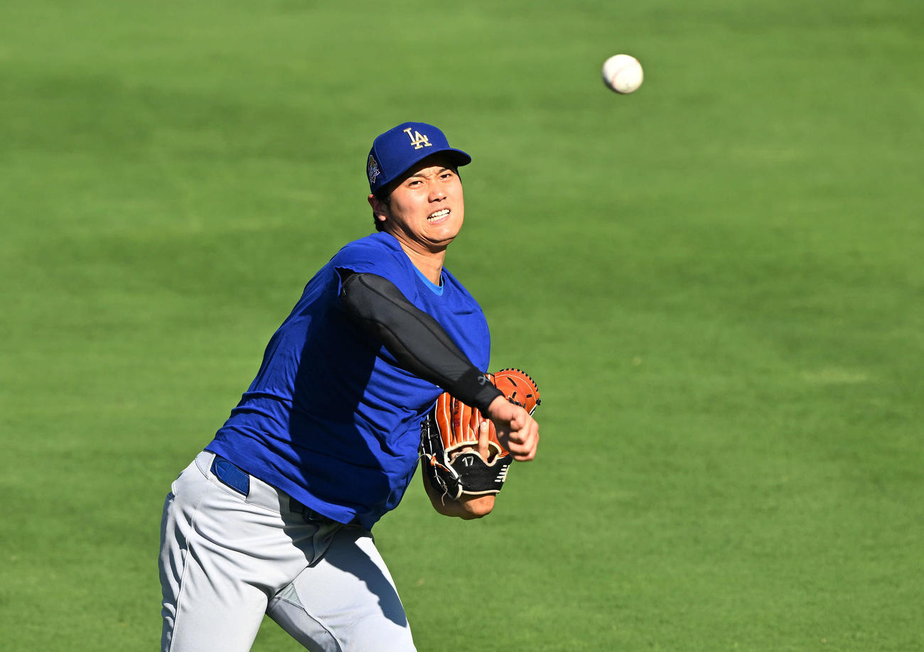 ロイヤルズ対ドジャース　試合前練習で調整するドジャース大谷（撮影・滝沢徹郎）