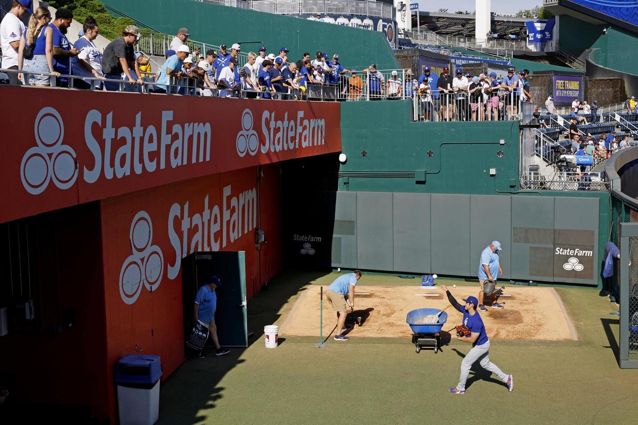 ファンが見守る中、ブルペンで壁当てするドジャース大谷（共同）