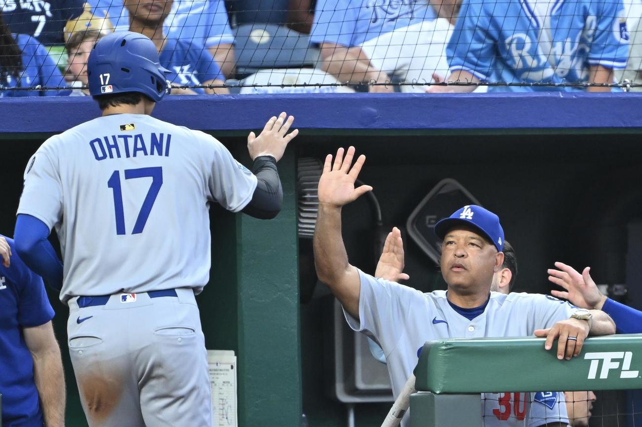 ロイヤルズ対ドジャース　5回表ドジャース無死三塁、ベッツの適時打で生還した大谷（左）とタッチを交わすロバーツ監督（撮影・滝沢徹郎）