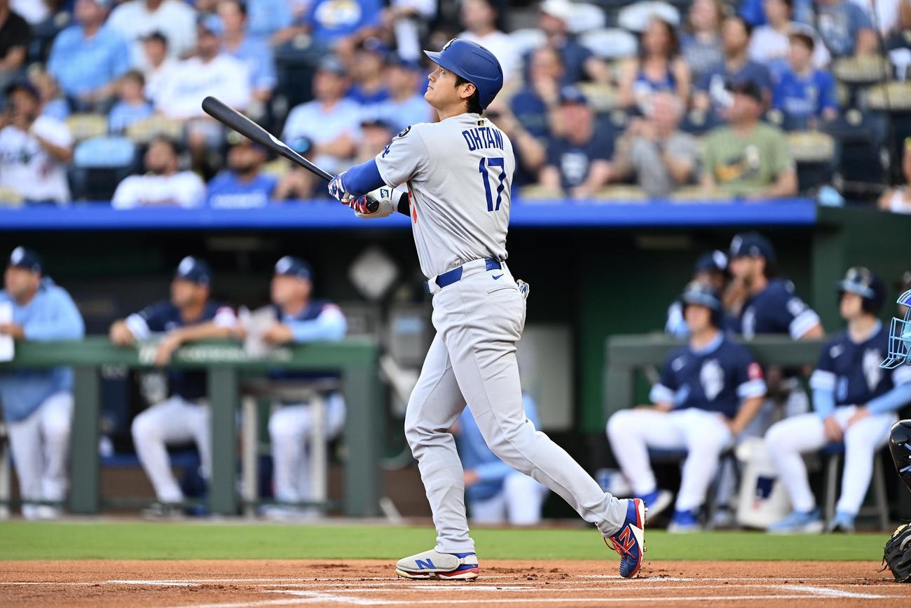 ロイヤルズ対ドジャース　1回表ドジャース無死、大谷は右中間に先制ソロ本塁打を放つ（撮影・滝沢徹郎）