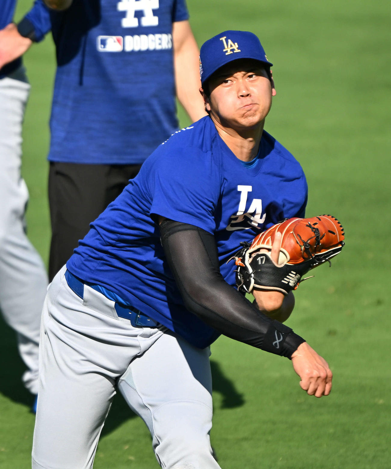 ロイヤルズ対ドジャース　試合前練習で調整するドジャース大谷（撮影・滝沢徹郎）